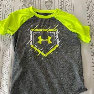 EUC boys UA heat gear tshirt